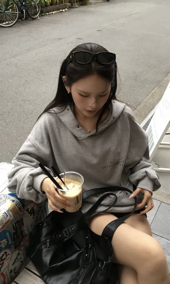 nvnokcha's tweet photo. 여돌 사복 느낌 후드티..
ㄴㅁ예쁘다 https://t.co/VaKrBFUFBH