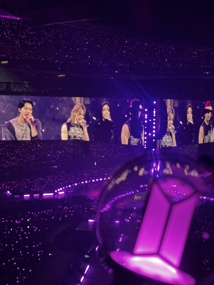 mashiisluvbug's tweet photo. Had to B there to see TS live 💕 @bts_bighit https://t.co/ykHnM8zYUl