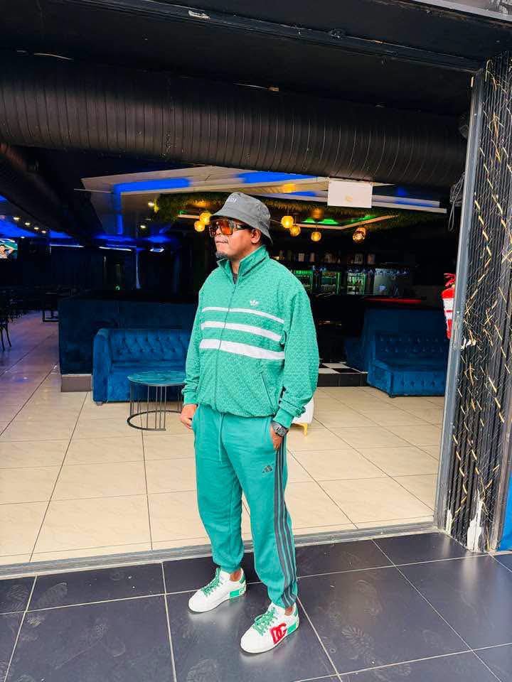 kapa_robert's tweet photo. Another one is black and other is white they are involved in fraud and money laundering.the white guy was involved in unlawful transaction of 4 Billion and the black guy in 1.7 million but white people are not making noise about it but the black people are all over social media https://t.co/rOPss3BvY2