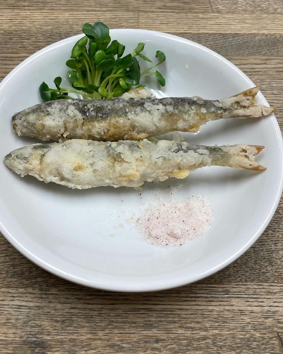 kane_show261's tweet photo. 本日のオススメです。
今日はマスターが釣ってきたヒラメがあります！
今日は刺身と煮付けです！
ぜひお召し上がり下さいませ😊
火曜日のかね将本店は本日も16:30よりオープンします！
よろしくお願いします！！
#かね将　#大衆酒場　#五反田グルメ　#居酒屋 https://t.co/VCx3eR4b4S