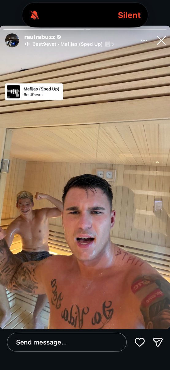 Bottom4ever4's tweet photo. Obojicu bi ih oblizao ovakve znojave🥵🥵👅👅 https://t.co/zHZaQ8FXNO