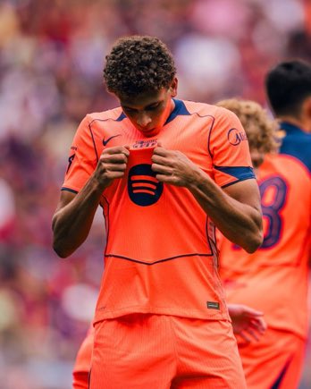 BarcaNewsFRA's tweet photo. 🇪🇬🔵🔴 Hamza Abdelkarim a initialement commencé à redescendre profondément pour recevoir le ballon lors de ses premières sessions d’entraînement avec le Barça U19, en suivant le mouvement des autres attaquants de l’équipe.

Pol Planas (entraîneur U19) et son staff ont travaillé pour s’assurer qu’il ne quitte la surface que lorsque c’est nécessaire, en lui montrant des vidéos de Haaland, Gyökeres et occasionnellement Eto’o pour renforcer son positionnement. L’accent, comme avec Flick, était de le garder dans la surface de réparation. Sa comparaison avec Haaland est même devenue une blague parmi les coéquipiers, qui chantaient « Hamza, Hamza » sur l’air de « Haaland, Haaland ». 

(@jordicardero)