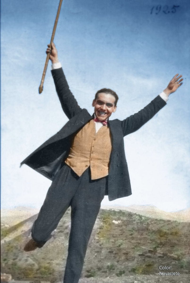 sololidiaiker's tweet photo. Tardará mucho tiempo en nacer, si es que nace, 
un andaluz tan claro, tan rico de aventura. 
Yo canto su elegancia con palabras que gimen 
y recuerdo una brisa triste por los olivos.

90 años del asesinato de nuestro poeta más universal.
Federico García Lorca. https://t.co/QVizsWqcHB