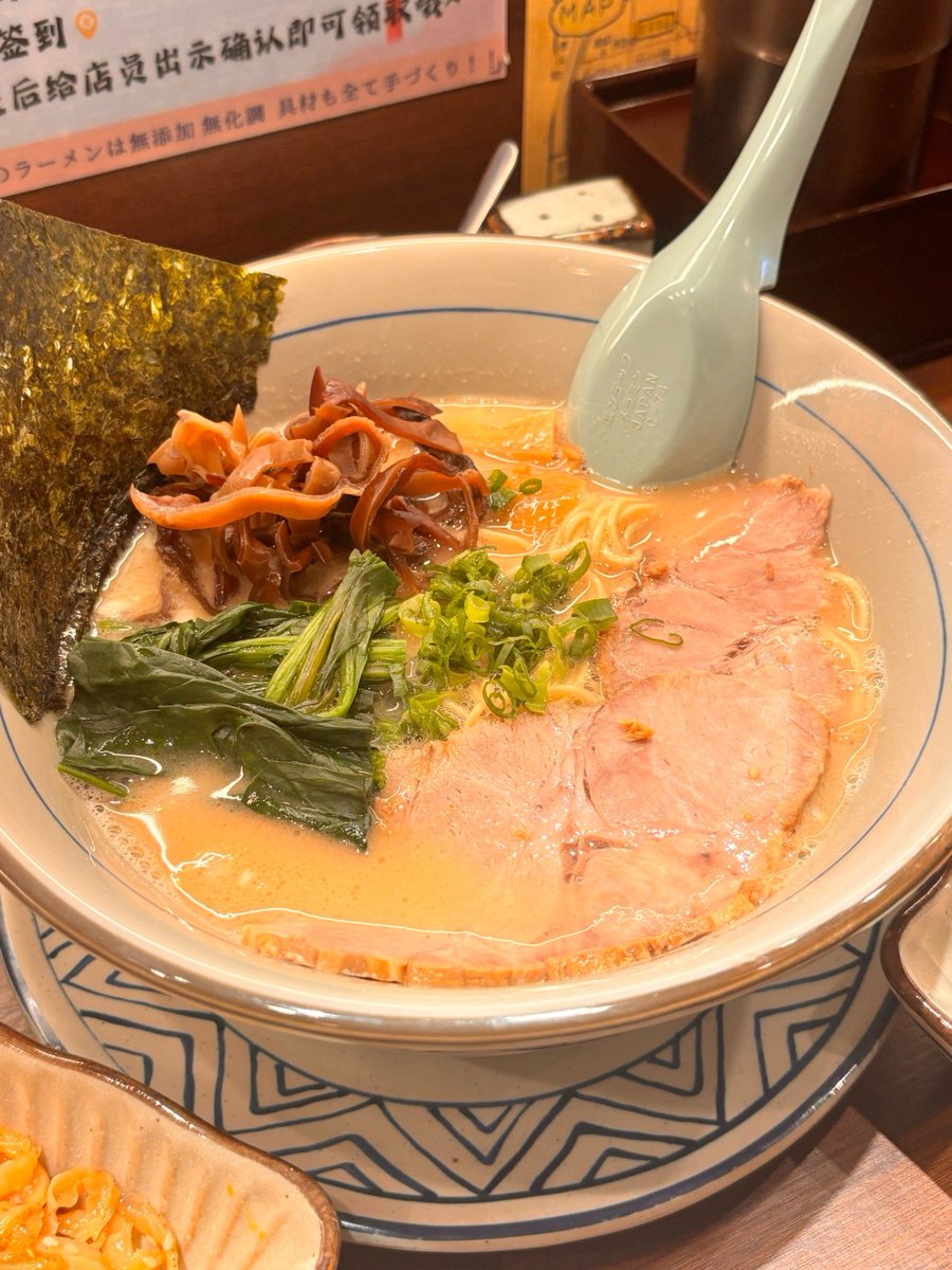 Ludzer197182's tweet photo. Late night craving hit my little ramen stall. Steam curling up, broth simmering, only my regulars and the hum of the fridge keep me company. https://t.co/sdnCVnvCqX