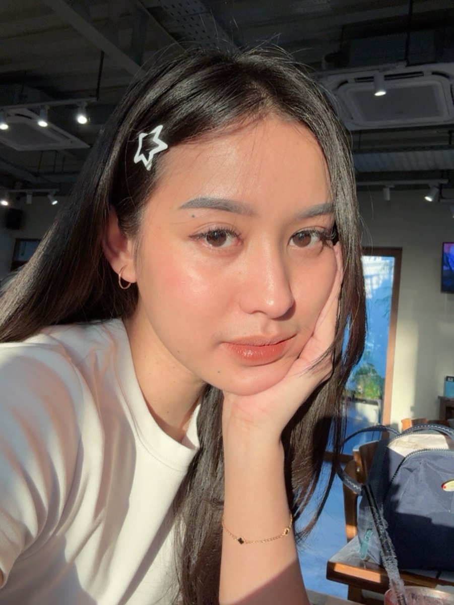 vikacxtm's tweet photo. mood selfie https://t.co/Z9q3HGk9Ru