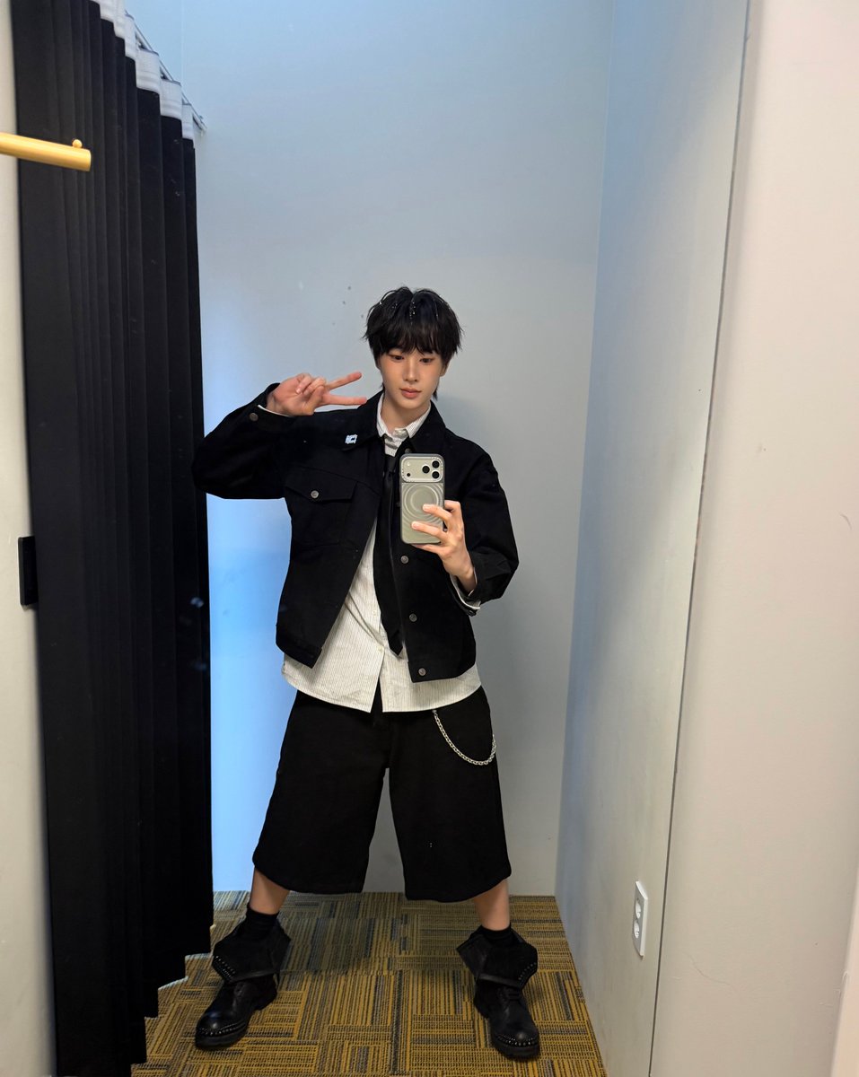 idntt_cosmo's tweet photo. 반짝이✨+ 바둑이🐶🏁 빤뚝이😎

#idntt #아이덴티티
#itsnotover #곽기웅 #kwakgiwoong https://t.co/NDx2Vj10AL
