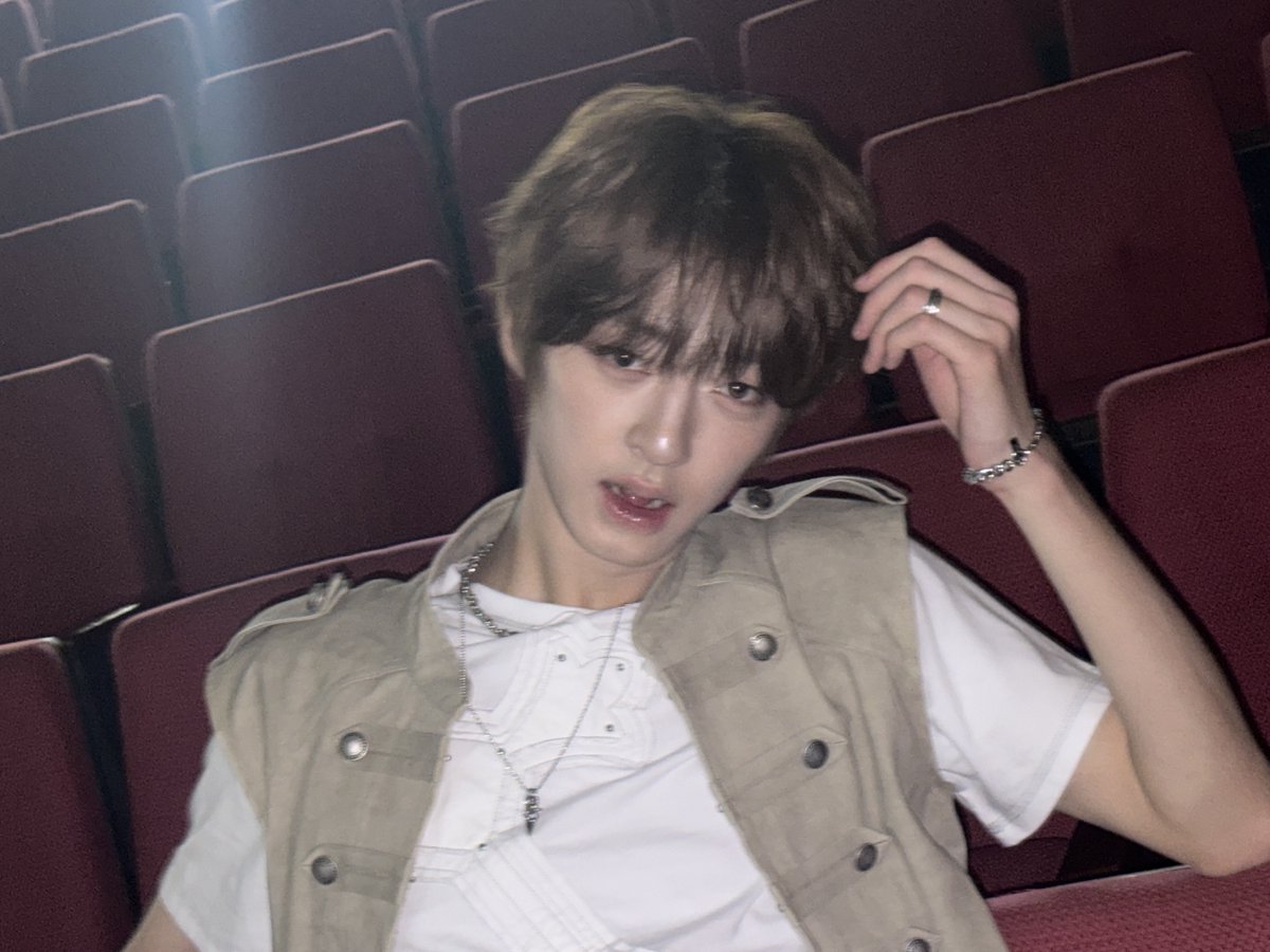 idntt_cosmo's tweet photo. 누나, 삐바삐지만 그 삐에로 말고 나 봐주면 안돼...? 내가 비눗방울 공연도 해줄게...

#idntt #아이덴티티
#itsnotover #조은찬 #choeunchan https://t.co/1mdwSzZhLV