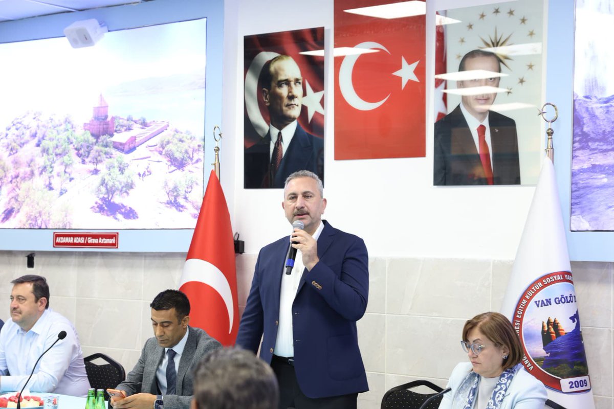 vangoluder's tweet photo. Derneğimizi ziyaret eden Gaziantep Büyükşehir Belediye Başkanımız Sayın Fatma Şahin, AK Parti Grup Başkanvekili ve önceki dönem Adalet Bakanı Sayın Abdulhamit Gül, AK Parti Gaziantep İl Başkanı Sayın M. Fatih Fedaioğlu, ilçe başkanlarımız ve gençlik kolları başkanlarımız; Çerçeve Yasa ve barış sürecine ilişkin kıymetli bilgilendirmelerde bulundular.

Birlik ve kardeşliğimizi güçlendirecek, toplumsal huzurumuza katkı sağlayacak bu sürecin ülkemiz ve milletimiz için hayırlara vesile olmasını diliyoruz.

Nazik ziyaretleri, samimi sohbetleri ve değerli bilgilendirmeleri için kıymetli misafirlerimize teşekkür ediyoruz.

#VangölüDerneği #ÇerçeveYasa #BarışVeKardeşlik #BirlikVeBeraberlik #HuzurluTürkiye