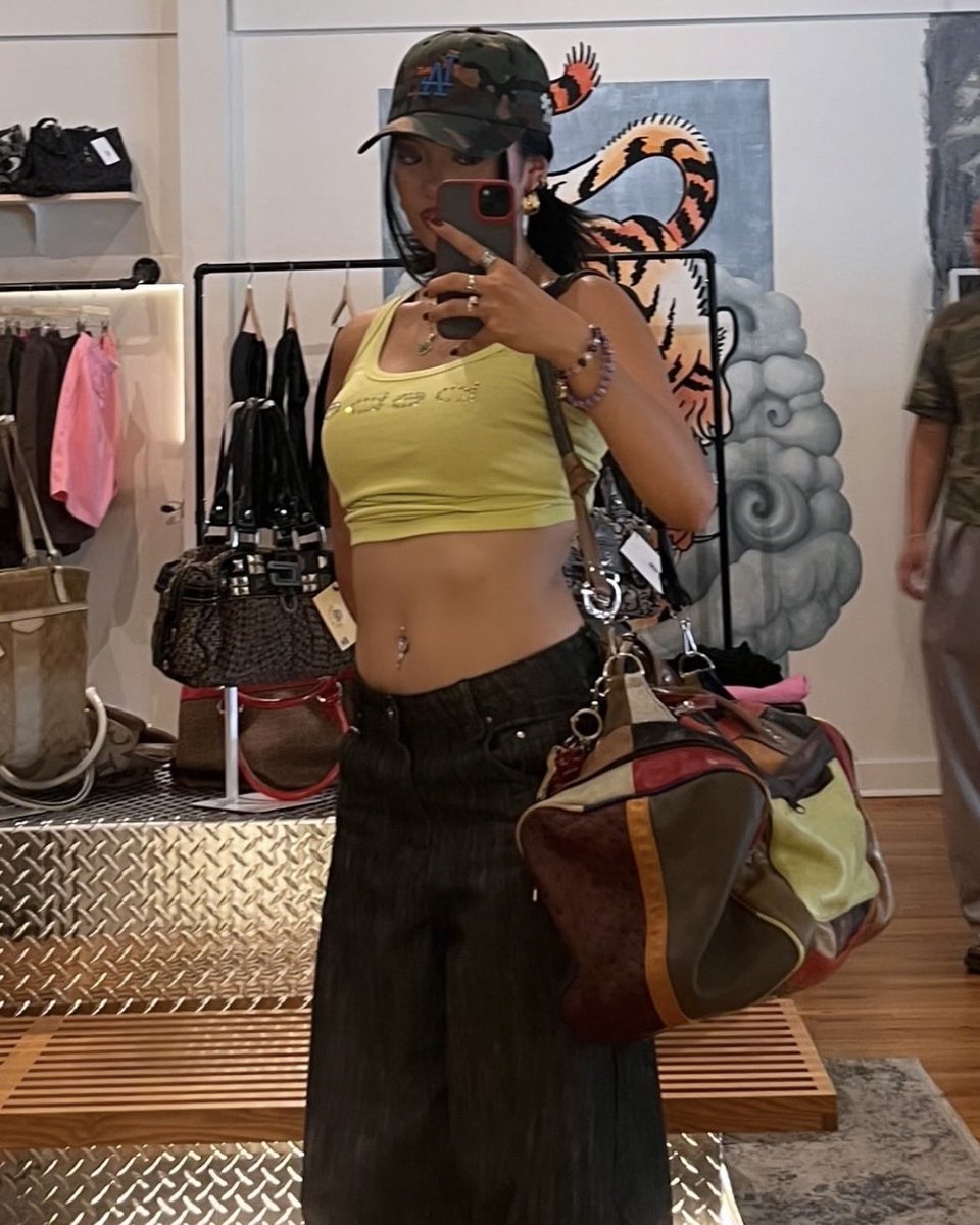 digital_tempt's tweet photo. keep staring, she won’t mind 🌻
#abg #filipina #mirrorselfie #nsfw https://t.co/ZxL8hvCk3P