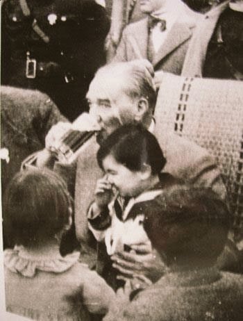 1kandan's tweet photo. @OmerOzkubat İlk baş kaldıranı bilmiyor olamazsın https://t.co/vOYCtn5MW4