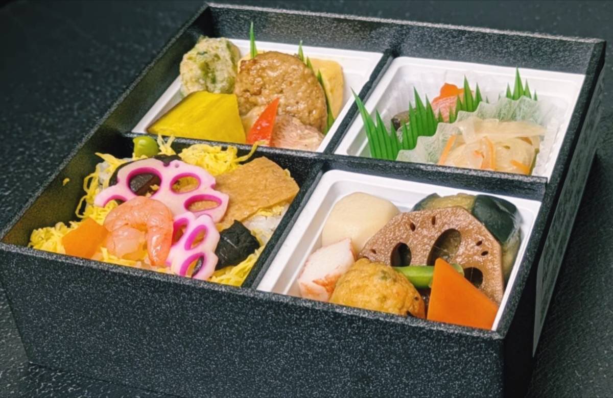 yuuki_bj's tweet photo. #なだ万　様の和遊膳弁当🍱
ちらし寿司の花酢蓮根がかわいい😍
西京焼と南蛮漬けにつみれ豆腐と3種のお魚が入っていて嬉しい😆
お野菜もたっぷりでバランスグッドです👍
お出汁が効いていて最後まで美味しく完食😋
ご馳走様でした🥰
夏でも食欲は落ちず元気に過ごせている事に感謝😊 https://t.co/IMpFHsxuvj