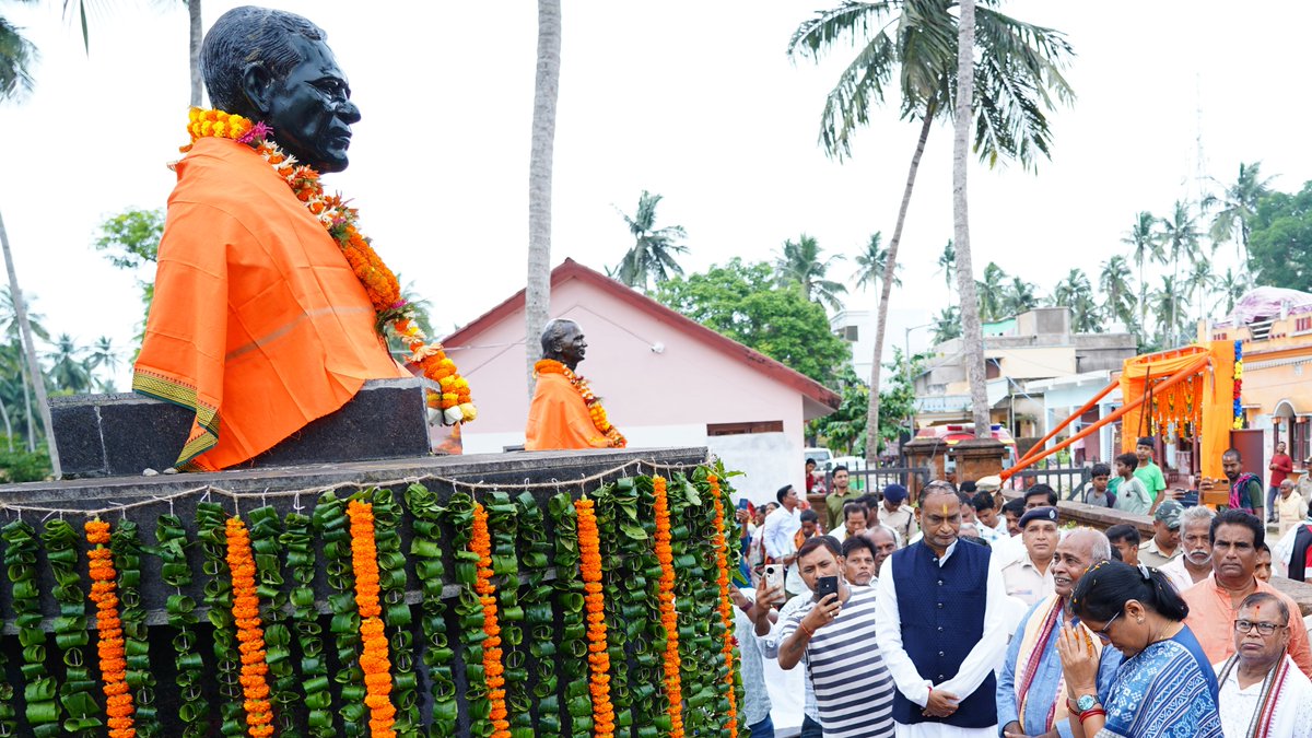 PravatiPOdisha's tweet photo. ରଘୁରାଜପୁରଠାରେ ପଦ୍ମବିଭୂଷଣ ଗୁରୁ କେଳୁଚରଣ ମହାପାତ୍ର, ପଦ୍ମଶ୍ରୀ ମାଗୁଣି ଚରଣ ଦାସ ଏବଂ ଡ. ଜଗନ୍ନାଥ ମହାପାତ୍ରଙ୍କ ପ୍ରତିମୂର୍ତ୍ତିରେ ଶ୍ରଦ୍ଧାଞ୍ଜଳି ଜଣାଇଲି । ଓଡ଼ିଶାର କଳା ଓ ସଂସ୍କୃତିକୁ ସମୃଦ୍ଧ କରିବାରେ ଏହି ମହାନ କଳାସାଧକମାନଙ୍କ ଅବଦାନ ସର୍ବଦା ସ୍ମରଣୀୟ ରହିବ । #Raghurajpur https://t.co/wYlvreNH5l