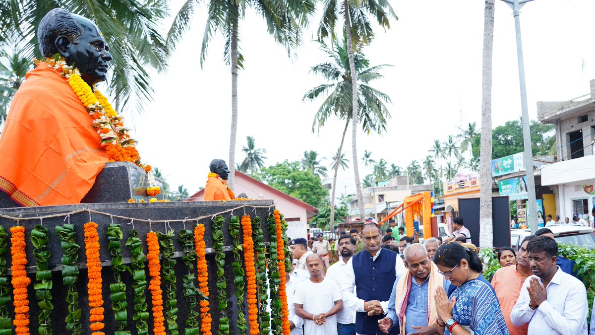 PravatiPOdisha's tweet photo. ରଘୁରାଜପୁରଠାରେ ପଦ୍ମବିଭୂଷଣ ଗୁରୁ କେଳୁଚରଣ ମହାପାତ୍ର, ପଦ୍ମଶ୍ରୀ ମାଗୁଣି ଚରଣ ଦାସ ଏବଂ ଡ. ଜଗନ୍ନାଥ ମହାପାତ୍ରଙ୍କ ପ୍ରତିମୂର୍ତ୍ତିରେ ଶ୍ରଦ୍ଧାଞ୍ଜଳି ଜଣାଇଲି । ଓଡ଼ିଶାର କଳା ଓ ସଂସ୍କୃତିକୁ ସମୃଦ୍ଧ କରିବାରେ ଏହି ମହାନ କଳାସାଧକମାନଙ୍କ ଅବଦାନ ସର୍ବଦା ସ୍ମରଣୀୟ ରହିବ । #Raghurajpur https://t.co/wYlvreNH5l
