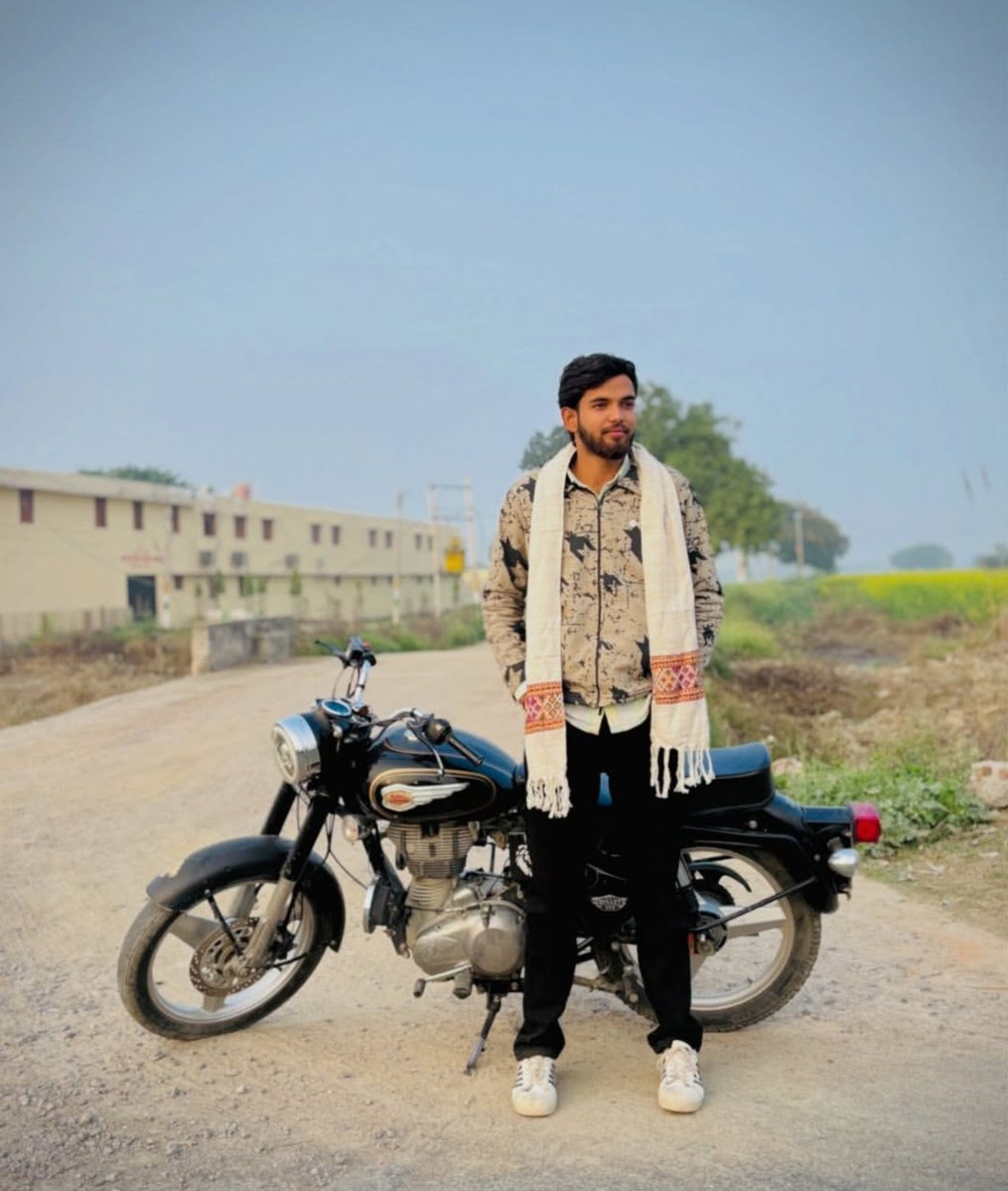 the_dark_masked's tweet photo. ये अभिजीत सिंह है औरैया जिले के कंचौसी के पास मुरलीपुर गांव का रहने वाला इसने मुस्लिमों को अपमानित करते हुए वीडियो बनाया

मुस्लिम समाज के लोगों में इससे काफी रोष है माहौल न बिगड़े इसलिए मेरा @Uppolice @auraiyapolice से अपील है कृपया इस पर विधिक कार्यवाही करे। https://t.co/D2V2nTWyQ1