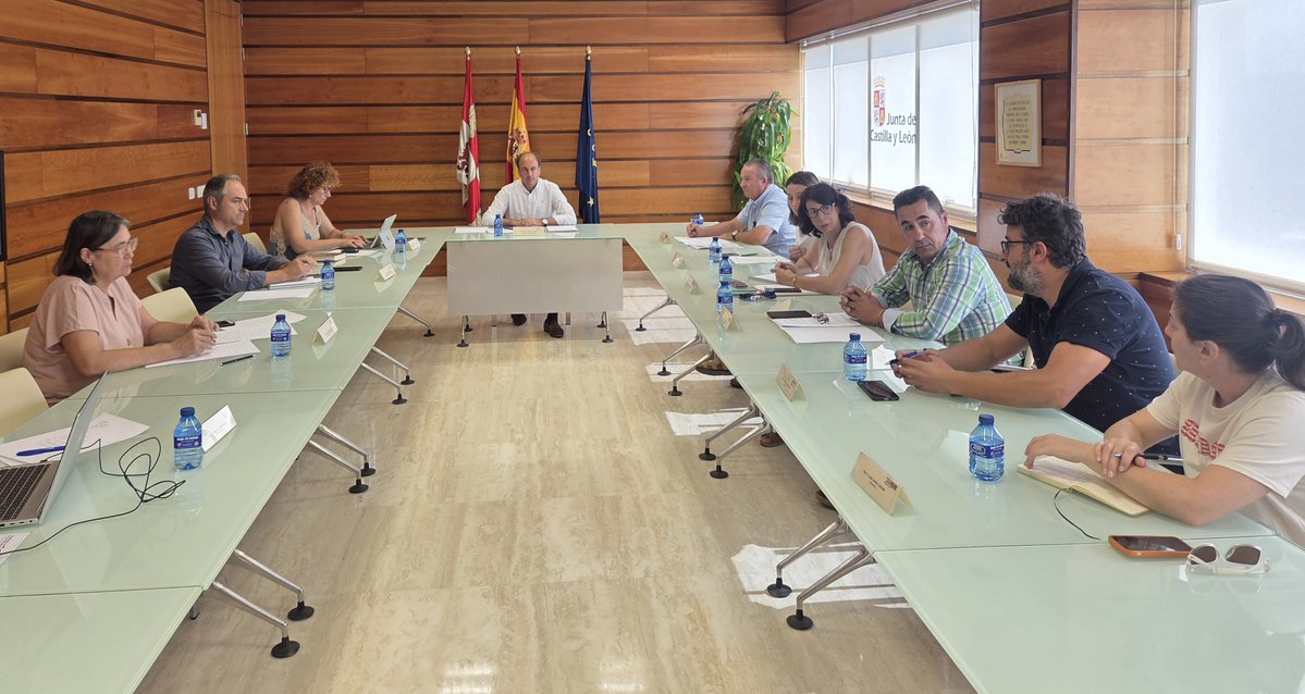 RevistaAlimenta's tweet photo. #AGRICULTURA | #MATERIASPRIMAS
La Junta de Castilla y León aborda con las organizaciones profesionales agrarias medidas para mejorar la rentabilidad del sector apícola.
🌍 https://t.co/SoDykmzUpw
#RevistaAlimentaria #Eypasa https://t.co/ywhQr263sg