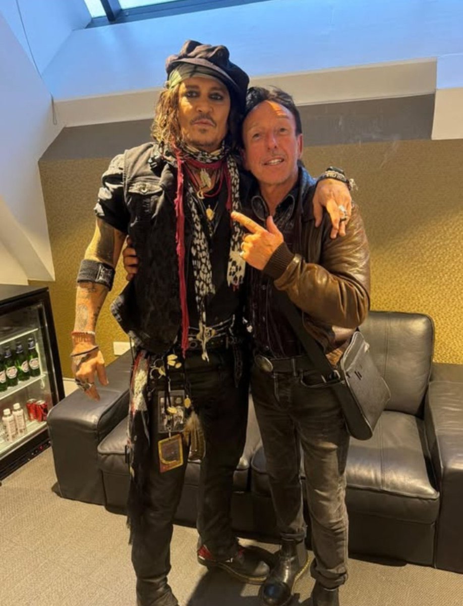 Tracylilai25eb's tweet photo. "Holy moly! I had the greatest pleasure to meet the loveliest soul #JohnnyDepp tonight... not only a genuine dude but also a tremendous guitarist &amp; singer in the Hollywood Vampires... a man of many talents... thank you Johnny for the warmest of welcomes" https://t.co/PR2OOlpujO