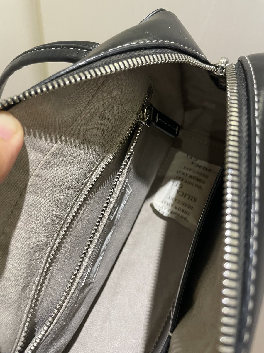 GoodyStory's tweet photo. ส่งต่อStandoil post bag สีดำไม่มีอปก.
590  ส่งฟรีราคาเต็ม2,000+
ตำหนิหนังลอก แต่ไม่เยอะตามภาพ (ขอคนรับได้ค่า) พต. เดมได้เลย
#ส่งต่อกระเป๋า #ส่งต่อstandoil #StandoilThailand #ส่งต่อกระเป๋ามือสอง #standoilส่งต่อ #กระเป๋ามือสอง #stangoilมือสอง https://t.co/fPQ1FdCOpX