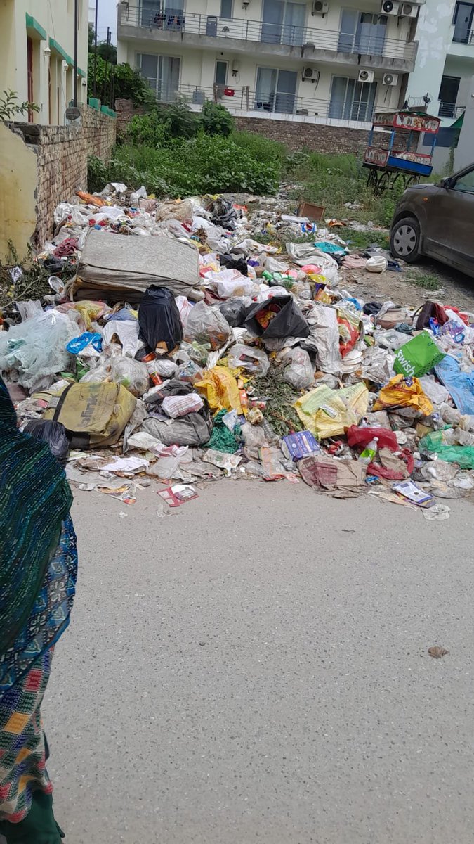 RakeshGuptaGGN's tweet photo. @DC_Gurugram @MunCorpGurugram Huge garbage piled up outside 1614-1615/15-II GGN.Despite repeated request to Area Sanitary inspector &amp; councillor, no action is intiatiated. Sir we residents pay taxes as demanded by govt and this is what we are getting.Painful. Please do needful. https://t.co/Leq7T4qIR7