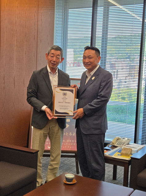 kurekaijicurry's tweet photo. 呉市長を表敬訪問

広島を代表する企業100選の認定を受け
8月18日(火)呉市役所を訪問
新原呉市長に認定のご報告とともに認定証をお渡ししました
懇談ではカレーフェスタの新しい取組みについて意見交換
呉市長から今後も呉市・海上自衛隊と共に呉を盛り上げていきましょうとのお言葉をいただきました https://t.co/FEm3PX6GeZ