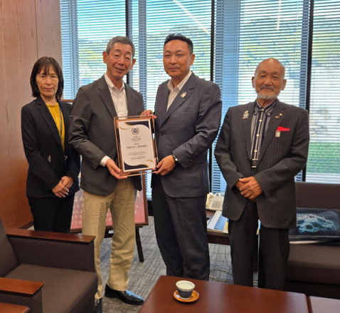 kurekaijicurry's tweet photo. 呉市長を表敬訪問

広島を代表する企業100選の認定を受け
8月18日(火)呉市役所を訪問
新原呉市長に認定のご報告とともに認定証をお渡ししました
懇談ではカレーフェスタの新しい取組みについて意見交換
呉市長から今後も呉市・海上自衛隊と共に呉を盛り上げていきましょうとのお言葉をいただきました https://t.co/FEm3PX6GeZ