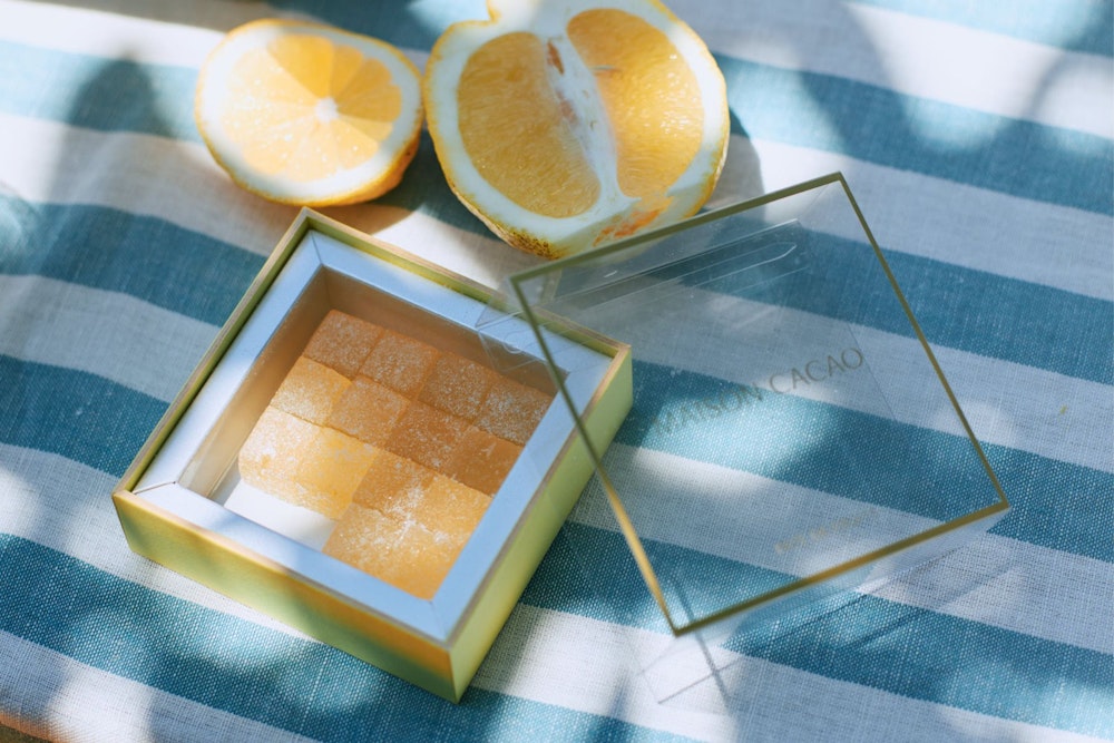 MAISONCACAO_INC's tweet photo. ／ 
「皮こそが美味しいんだ。」🍋✨
＼

グラスの中へ入れられたレモンの皮
「まずは香りを嗅いでみて。」
顔を近づけた瞬間、
みずみずしく爽やかな香りに包まれる。

メゾンカカオの夏を彩る
広島のレモン農園を訪ねた
この夏の1日をお届けします📖

【旅するメゾン ジャーナル】
▼れもんだにのうえんを訪ねて🌿
https://t.co/M4xdgNLnij

【Online Shop🛒】
▼レモンコレクション🍋
https://t.co/f20K0WAtvE

#MAISONCACAO #メゾンカカオ #レモン