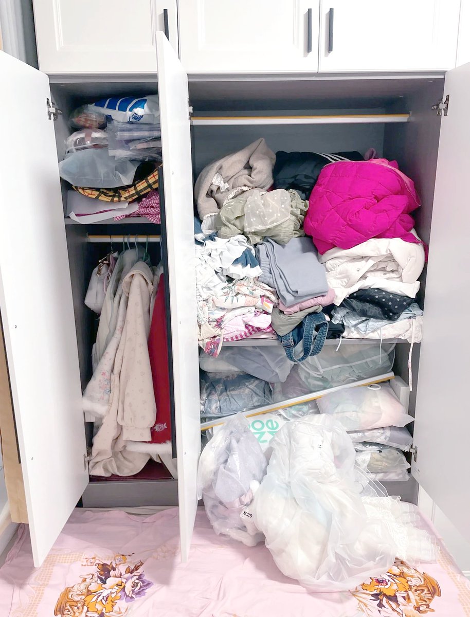 Scame12's tweet photo. Tackled my cluttered closet today! Gave old books and worn clothes a new home via local swap. Less stuff, more joy—small win for minimalism ， https://t.co/NSQQ69xZD3