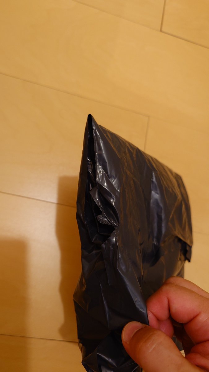 Norick_fsc's tweet photo. Amazonから荷物が届いたんだけど、あきらかに包材に中を覗いた跡があって怖い…。
金目の物だったら盗られたりするのかな…。 https://t.co/rRcYg2EXXO