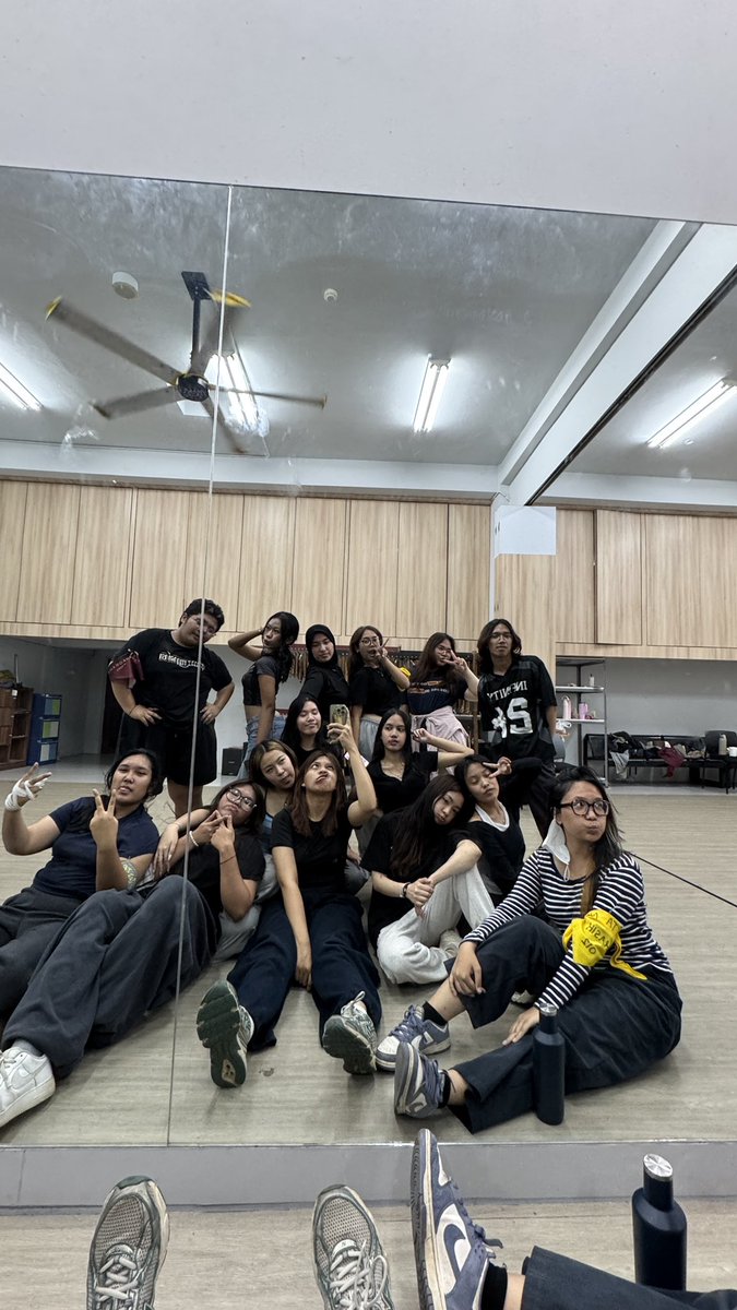 InfinityITB's tweet photo. BESOK UDAH OSKM??? spek2nya udah siap blom nihh nametag, botol minum.. dan kamera buat rekam penampilan yang  gacor mampuss 🔥 see u soon maba ITB 26 https://t.co/9ZAhETHNXv
