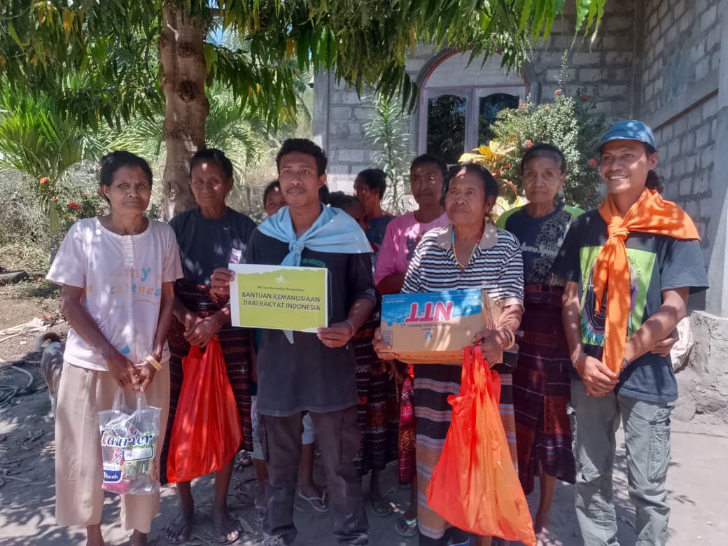 greencitzen's tweet photo. Hari ini tim NCTzen Humanity dibantu dengan relawan lokal meneruskan bantuan dari teman-teman kepada masyarakat Pulau Palue. https://t.co/iMxgp0fiZL