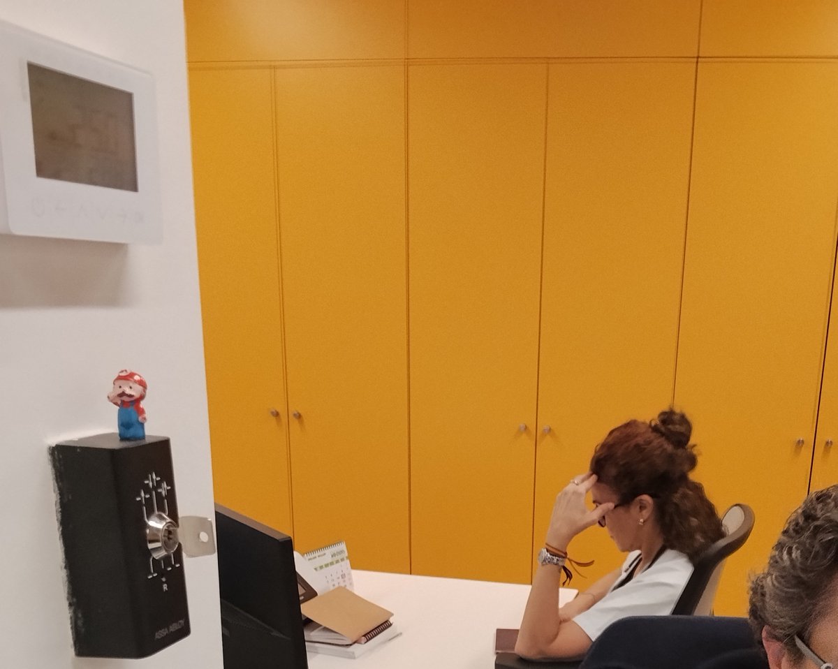 Alberto15976837's tweet photo. Así trabaja una de las administrativas del Centro de saludSANDOVAL II,cuando me acerco a que me atienda al llegar ella me remite a la màquina parasaque un toque de admisión y después de un rato salta mi número y es la otra compañera la q me da cita,la otra no ha dejado el móvil https://t.co/uV4ZMUvCZ1