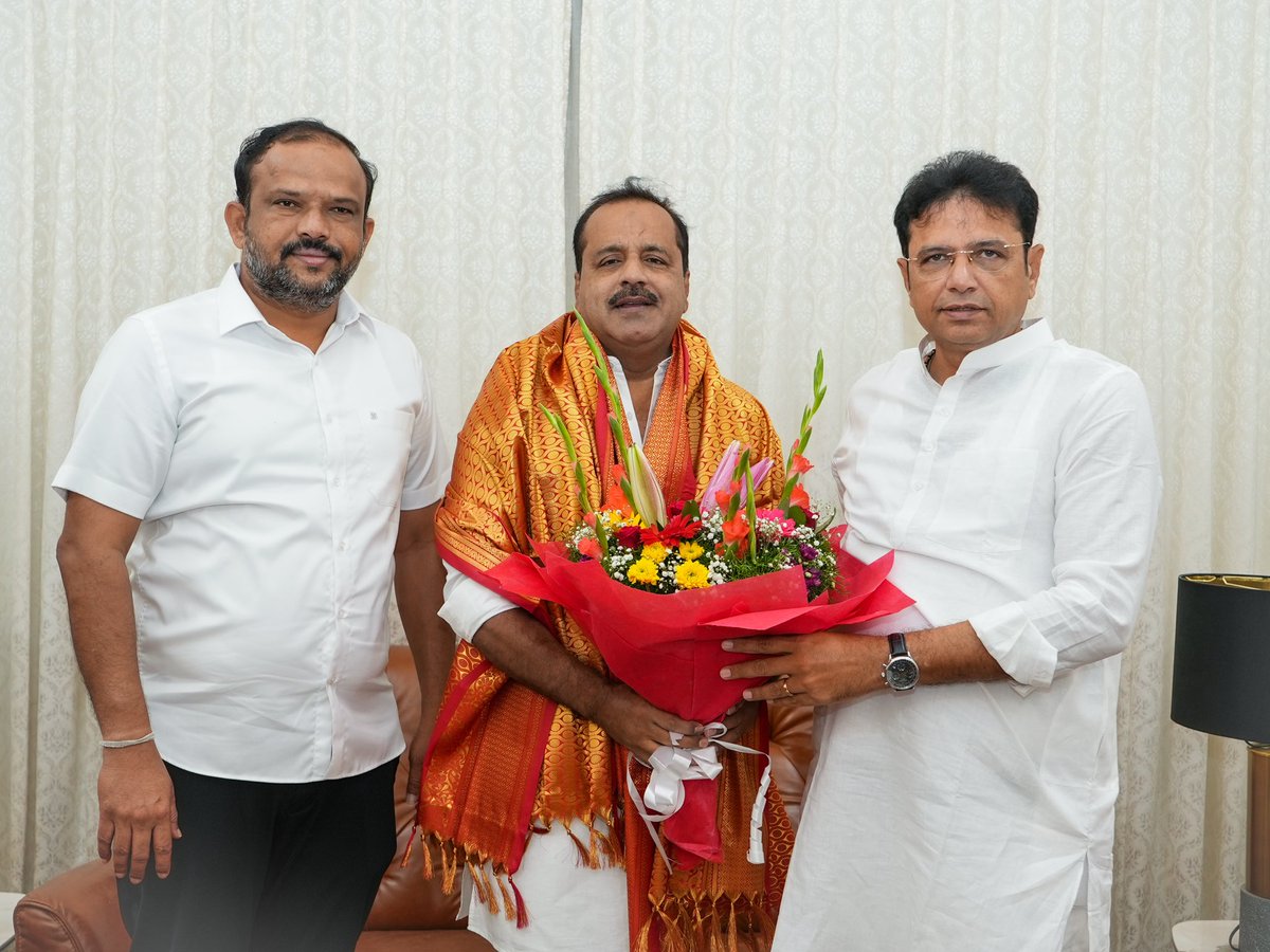 OffDSB's tweet photo. It was a pleasure meeting Hon’ble Karnataka CM Shri D.K. Shivakumar Ji in Bengaluru.

Also met Karnataka Ministers Shri U.T. Khader Ji, Minister for Health & Family Welfare, Minority Welfare, Haj and Wakf, and Shri M.B. Patil Ji, Minister for Large & Medium Industries and Infrastructure Development.

We had a good discussion on matters of mutual interest and the scope for greater cooperation between Telangana and Karnataka, particularly in industries, infrastructure and healthcare.

Looking forward to continued cooperation between the two states.

@DKShivakumar @utkhader 

#karnataka #kpcc #telangana #cooperation