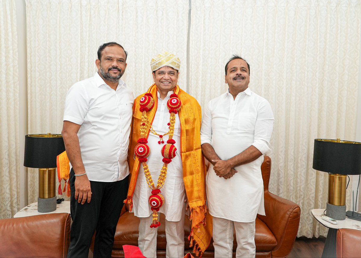 OffDSB's tweet photo. It was a pleasure meeting Hon’ble Karnataka CM Shri D.K. Shivakumar Ji in Bengaluru.

Also met Karnataka Ministers Shri U.T. Khader Ji, Minister for Health & Family Welfare, Minority Welfare, Haj and Wakf, and Shri M.B. Patil Ji, Minister for Large & Medium Industries and Infrastructure Development.

We had a good discussion on matters of mutual interest and the scope for greater cooperation between Telangana and Karnataka, particularly in industries, infrastructure and healthcare.

Looking forward to continued cooperation between the two states.

@DKShivakumar @utkhader 

#karnataka #kpcc #telangana #cooperation