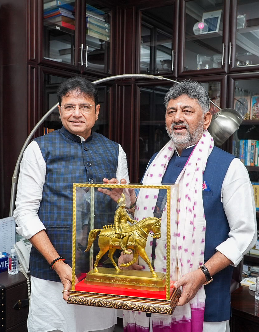 OffDSB's tweet photo. It was a pleasure meeting Hon’ble Karnataka CM Shri D.K. Shivakumar Ji in Bengaluru.

Also met Karnataka Ministers Shri U.T. Khader Ji, Minister for Health & Family Welfare, Minority Welfare, Haj and Wakf, and Shri M.B. Patil Ji, Minister for Large & Medium Industries and Infrastructure Development.

We had a good discussion on matters of mutual interest and the scope for greater cooperation between Telangana and Karnataka, particularly in industries, infrastructure and healthcare.

Looking forward to continued cooperation between the two states.

@DKShivakumar @utkhader 

#karnataka #kpcc #telangana #cooperation