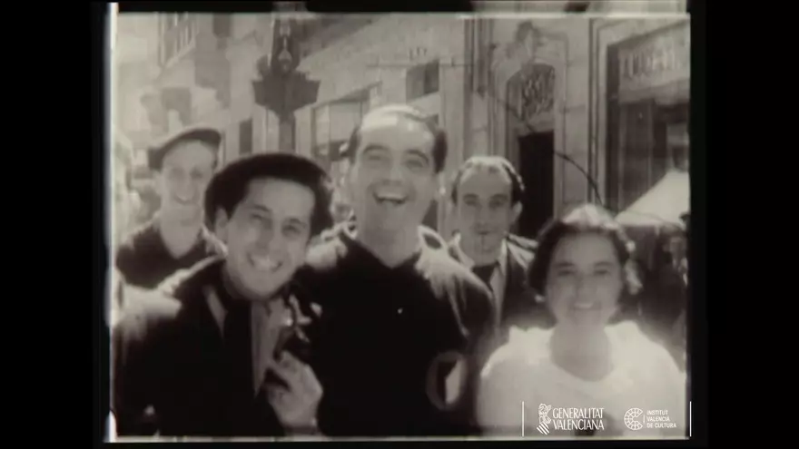 ccoogalicia's tweet photo. ✍🗒 No 90º aniversario do seu asasinato o 18 de agosto de 1936, desde a Fundación 10 de Marzo lembramos a Federico García Lorca e a profunda sensibilidade coa que soubo achegarse á realidade do noso pobo.

📷 Lorca, na rúa do Príncipe de Vigo 🧵 https://t.co/gP7Q7pQ89z