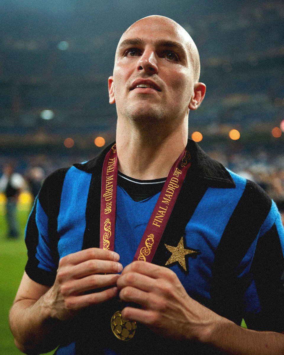 Windekind_Budi's tweet photo. Pas Inter ngunci Scudetto musim 2009/2010 & mau ngadain pesta perayaan, Esteban Cambiasso nelpon Gianfelice Facchetti, putra mendiang Giacinto Facchetti, legenda I Nerazzurri.

"Bolehkah saya meminjam jersey kepunyaan ayah Anda untuk dipake saat pesta perayaan tim?".

"Tentu saja", jawab Gianfelice lalu milihin jersey kepunyaan sang ayah & dikirim kepada Cambiasso.

Selepas pesta, Cambiasso ngembaliin jersey itu dalam kondisi bersih & rapi. Namun Gianfelice nolak, ngirim balik jerseynya dengan catatan:

"Jersey ini milik Anda".

Cambiasso terharu sekaligus bahagia. Selang beberapa pekan, Inter berhasil nggondol trofi Liga Champions 2009/2010. Cambiasso pake lagi jersey legendaris itu saat I Nerazzurri ngerayain gelarnya di Stadion Santiago Bernabeu.