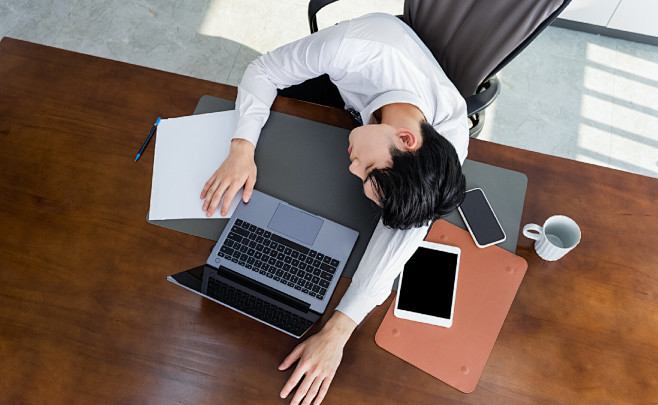 AndreaneHo66542's tweet photo. Mid-week slump = desk nap + coffee that’s 90% steam. Winning at adulting… barely. https://t.co/wHJcgvnwKa