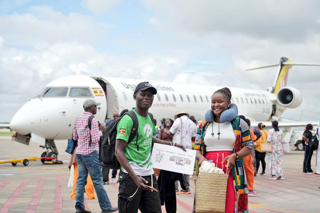 IamRonaldMusisi's tweet photo. 3 DAYS TO THE RWENZORI MARATHON! 🏔️🏃🏾‍♀️

Your journey to the Rwenzori Marathon is more than just getting to Kasese  it’s an opportunity to experience Uganda along the way

✈️ By Air: Fly from Entebbe or Kajjansi to Kasese Airstrip with operators such as Aerolink or Asante. Enjoy a fast, comfortable journey with breathtaking aerial views of Uganda’s landscapes

🚗 Via Masaka Road: Travel through the Equator, Lukaya, Mbarara and the scenic tea-growing areas of western Uganda. Stop, eat, interact and enjoy the journey

🚙 Via Mityana: Discover the western route through Mbarende, tea plantations and towards Kibale, with opportunities to experience Uganda’s incredible primate country

However you choose to travel, getting to Kasese is part of the Uganda experience

Haven’t registered yet? Register, get your race kit in Kasese and get ready to run, explore and experience Uganda