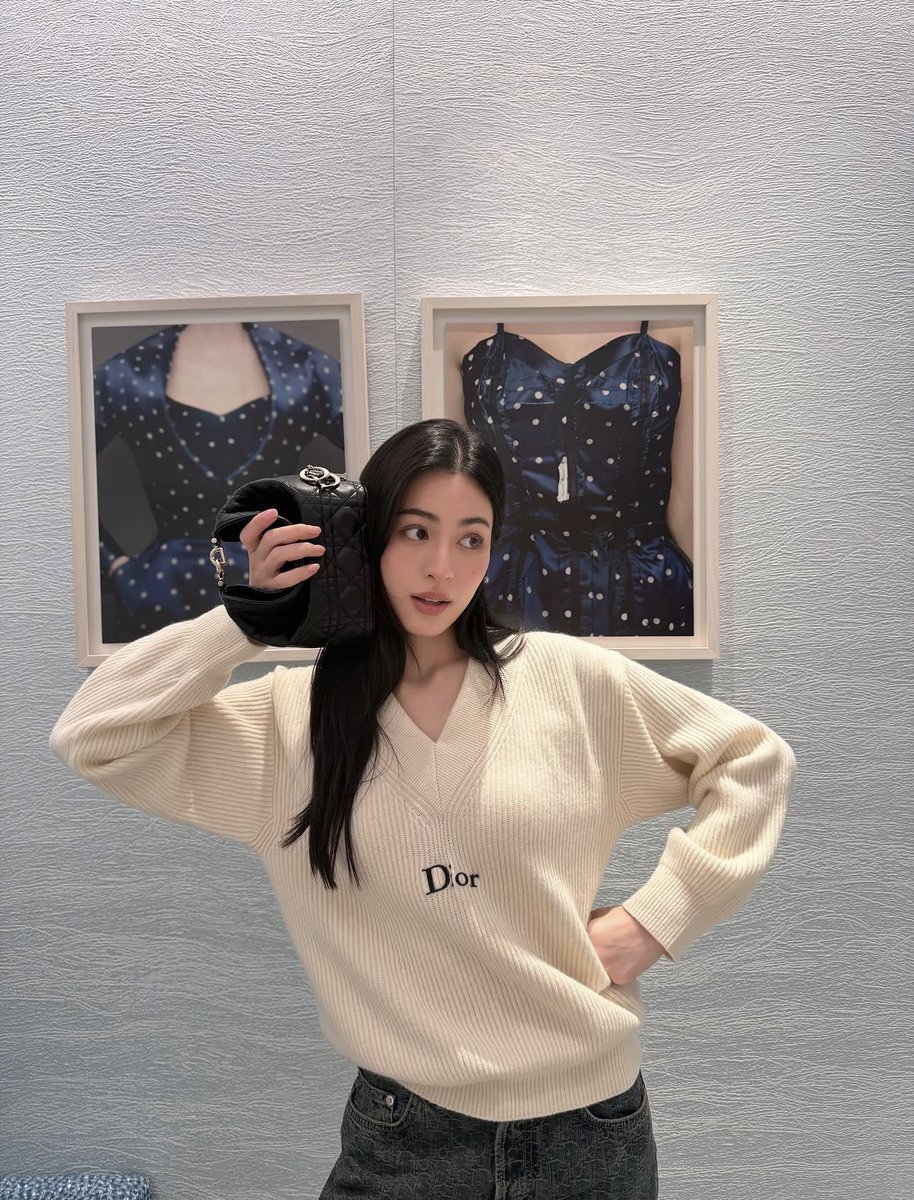 iconsiam's tweet photo. เสื้อไหมพรมกับยีนส์อาจเป็นคู่ที่คุ้นตาที่สุดในตู้เสื้อผ้า แต่เมื่ออยู่บน “หลิงหลิง คอง” ความเรียบง่ายกลับดูน่ามองขึ้นมา
หลิงหลิงสวม Oversized Sweater สีขาวคอวี เนื้อริบจากวูลและแคชเมียร์ ปักคำว่า Dior ไว้ด้านหน้า คู่กับ Regular-Fit Jeans เดนิมฟอกสีน้ำเงินทรงตรง ซ่อนลาย Dior Oblique แบบโทนออนโทนที่ต้องมองใกล้จึงจะเห็นรายละเอียด
กระเป๋า Small Dior Toujours Hobo สีดำ หนังแกะลาย Cannage ถูกหนีบไว้ข้างตัวบ้าง ยกขึ้นเล่นกับกล้องบ้าง ขณะที่ Dior Saltwind Sneaker สีน้ำเงินลาย Dior Oblique แต่งลูกไม้สีขาว ช่วยให้ลุคสบาย ๆ มีลูกเล่นมากขึ้น
ไม่มีชิ้นไหนพยายามแย่งกันเด่น เป็นเพียงเสื้อไหมพรม ยีนส์ และสนีกเกอร์ที่หลิงหลิงหยิบมาใส่ในแบบของตัวเอง เรียบ แต่ไม่จืด และดูดีโดยไม่ต้องแต่งเต็ม
พบกับแรงบันดาลใจที่ใช้ได้จริง ได้ที่ Dior ICONLUXE ชั้น M, ICONSIAM
#ICONLUXE #ICONSIAM
#LinglingKwong #หลิงหลิงคอง #Dior #DiorAW26