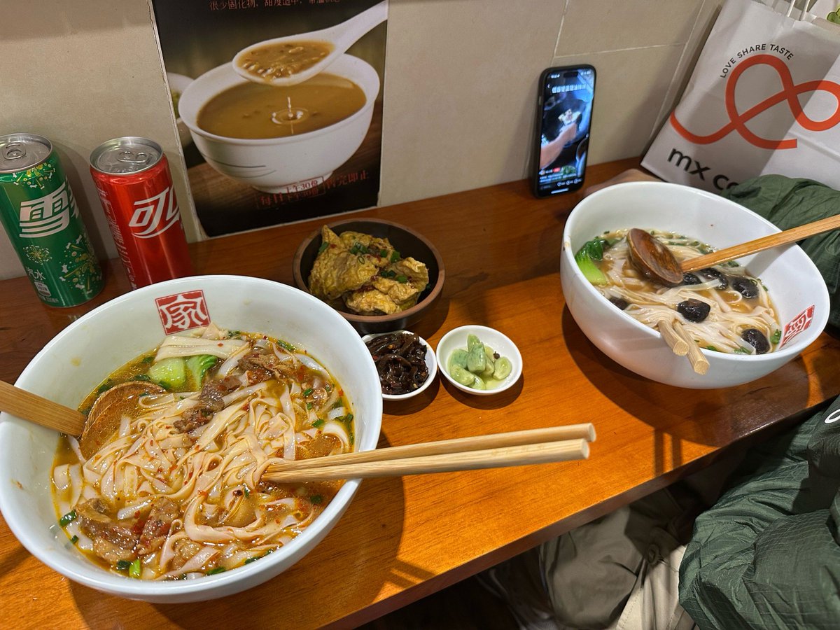 W5f5PfgwhAZOqe's tweet photo. Late night cravings fixed: warm ramen, a soft steamed bun, and quiet talk at the tiny corner stall. https://t.co/ZKoLYuvvIP