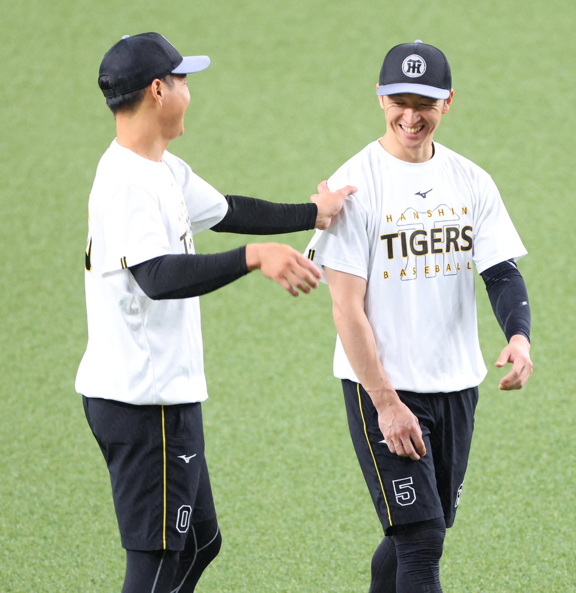 Sponichi_Tphoto's tweet photo. 談笑中に　#木浪聖也　選手に突っ込まれる　#近本光司　選手 https://t.co/aKVZzbhwyt