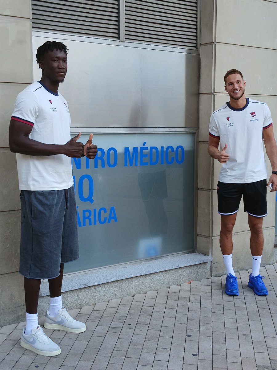 SERVitoria's tweet photo. 🏀 Empieza la pretemporada del #Baskonia 2.0 de Paolo Galbiati.

❌️ No están: Kobi Simmons, Spagnolo, Joksimovic, Baugh ni Chris Duarte.

👉 El primero en llegar: Markus Howard

🗣 Tadas Sedekerskis: "Obvio que tengo ganas de reivindicarme después de la temporada pasada" https://t.co/XTxghhCEPK