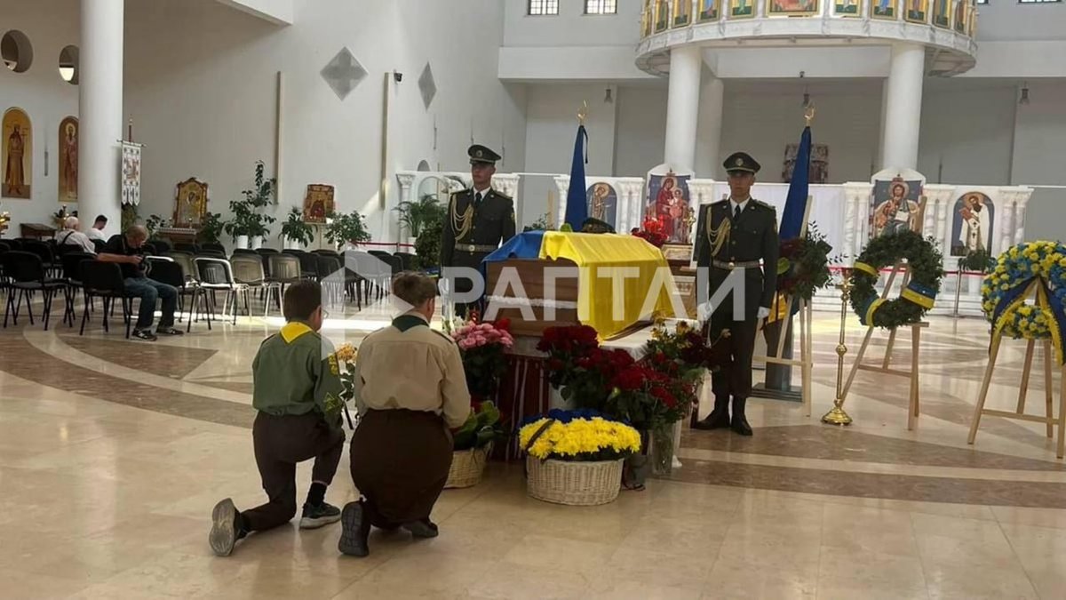 OlgaBazova's tweet photo. Adults are crying and children are kissing the coffin. 

A memorial service was held in Kiev for the bloodthirsty murderer and founder of the OUN, Yevhen Konovalets, whose remains were brought to Ukraine from the Netherlands after exhumation. https://t.co/Zj0MYPiF8Q