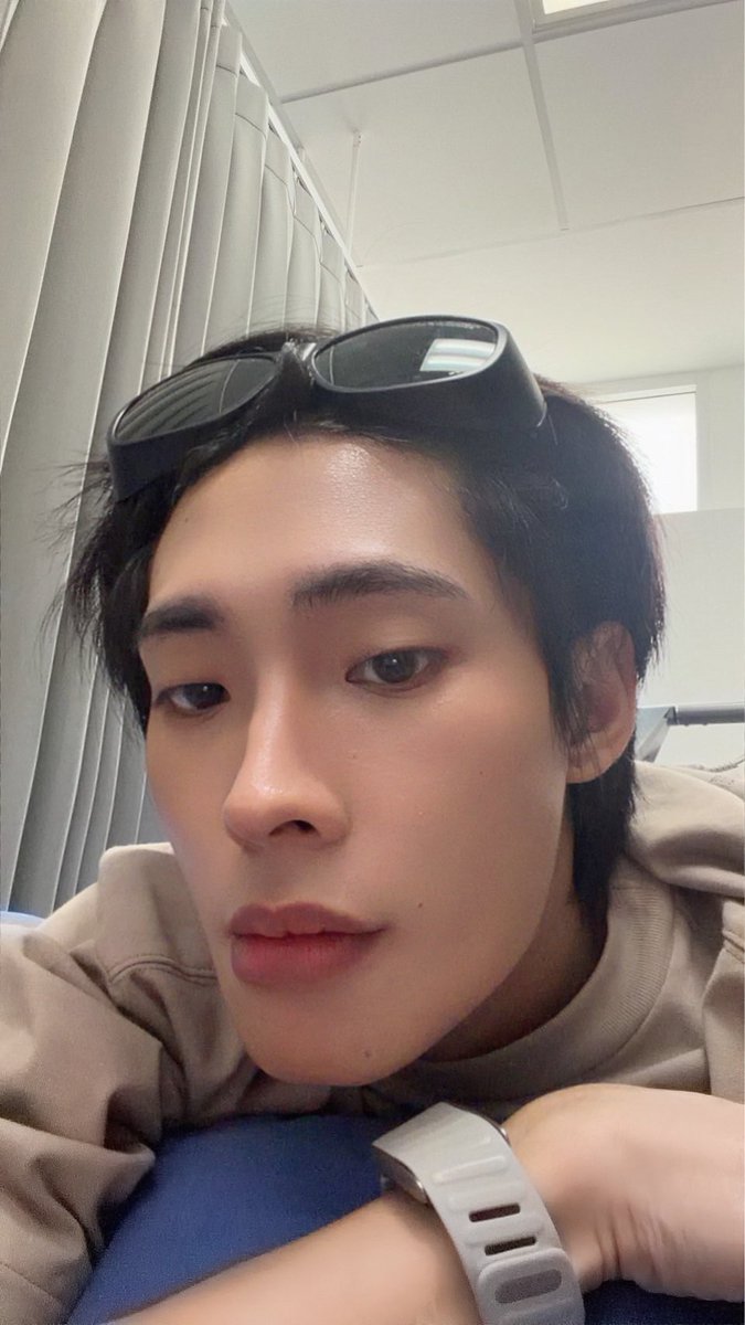 kerdomundi's tweet photo. ว่าด้วยเรื่องของเจ้าของร้านดูมันดริปวันนี้ กองหอตัวดีตาปรือกันหมดเนื่องจากเจ้าของร้านพักกิจการ(แป๊บเดียว) พี่เขาไปนอนอวดความหล่ออยู่เชียงใหม่ ถึงตัวจะเอนแต่พี่เขาชัดเจนในเลนเขามาก คิดถึงพี่ ๆ คคอลและชาว D Dorm ทุกคน แต่ส่งจุ้บให้แค่บางคนนะจ๊ะ😘😎 #TutorKrp https://t.co/Poz8ubWft3
