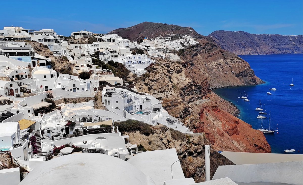 Patodelmilano's tweet photo. Chased the golden hour glow in Santorini’s Oia today—white walls and blue domes hitting different at sunset. Pure magic  #TravelDiaries， https://t.co/cbFhOcDZDW