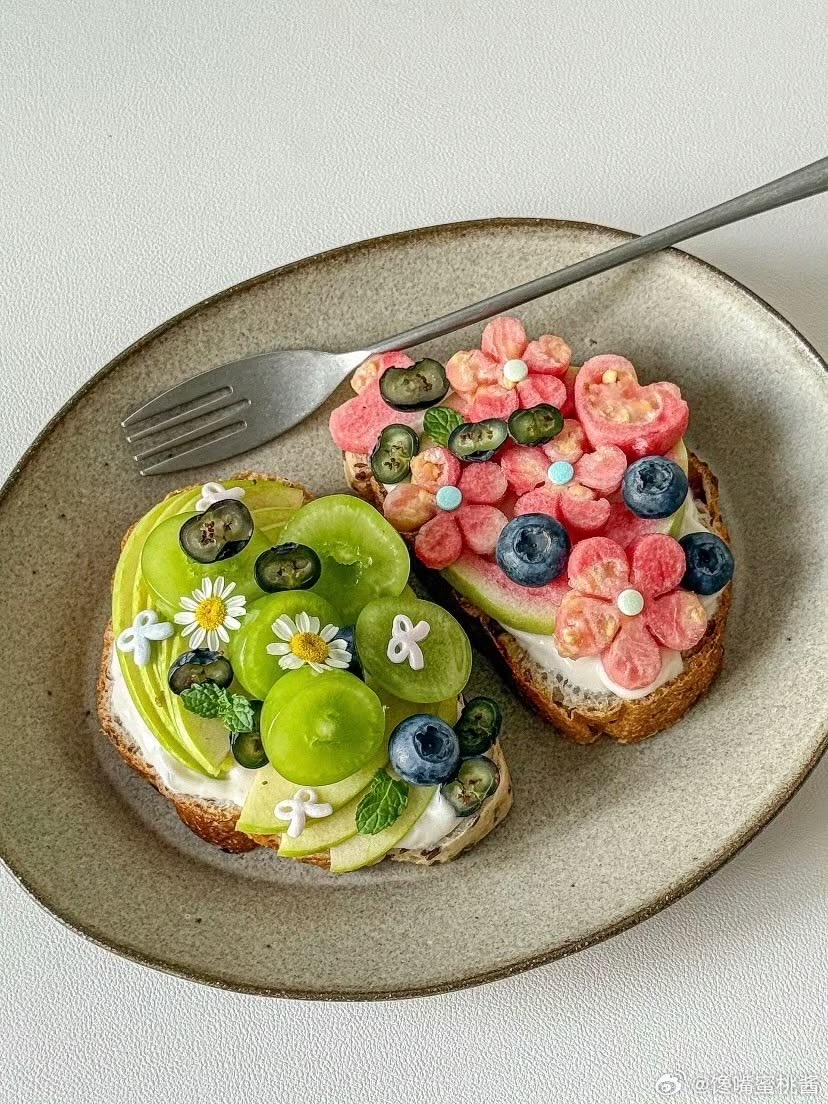 lunecrumbss's tweet photo. whimsical breakfasts 🌸🍒🍳 https://t.co/o6yyLz1LMa