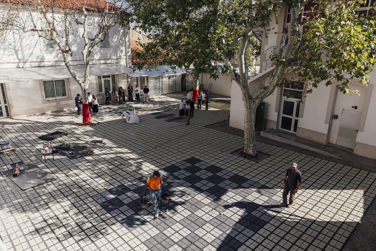 marseille's tweet photo. 👷 Cet été, la Ville a investit 130 000 € au sein de l'école Mazargues Centre (9e) pour désimperméabiliser la cour et éviter les inondations. 

+d'infos sur les travaux du quotidien effectués pour offrir les meilleures conditions d’accueil : https://t.co/3U0l1GSq5Q https://t.co/uAiquKy8OP