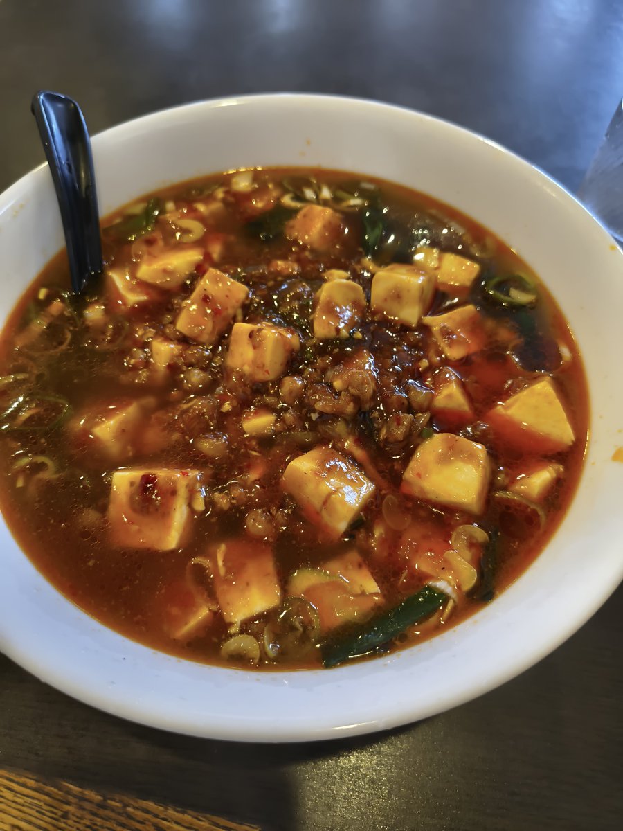 mashiroeating's tweet photo. 何となくラーメン食べたくなってmapで探して行ってきた。
シビシビ系じゃなくて(シビシビ系きらい🙄)甘めの餡、お豆腐たくさんと青梗菜粗めに刻んだのもはいってて、麺は太麺でちょうどいい硬さ。
なかなか美味しかったので今度はワンタン麺食べにいこ♪
 #遅いランチ  #町中華  #麻婆麺  #金京飯店 https://t.co/ShDYXHcFTW