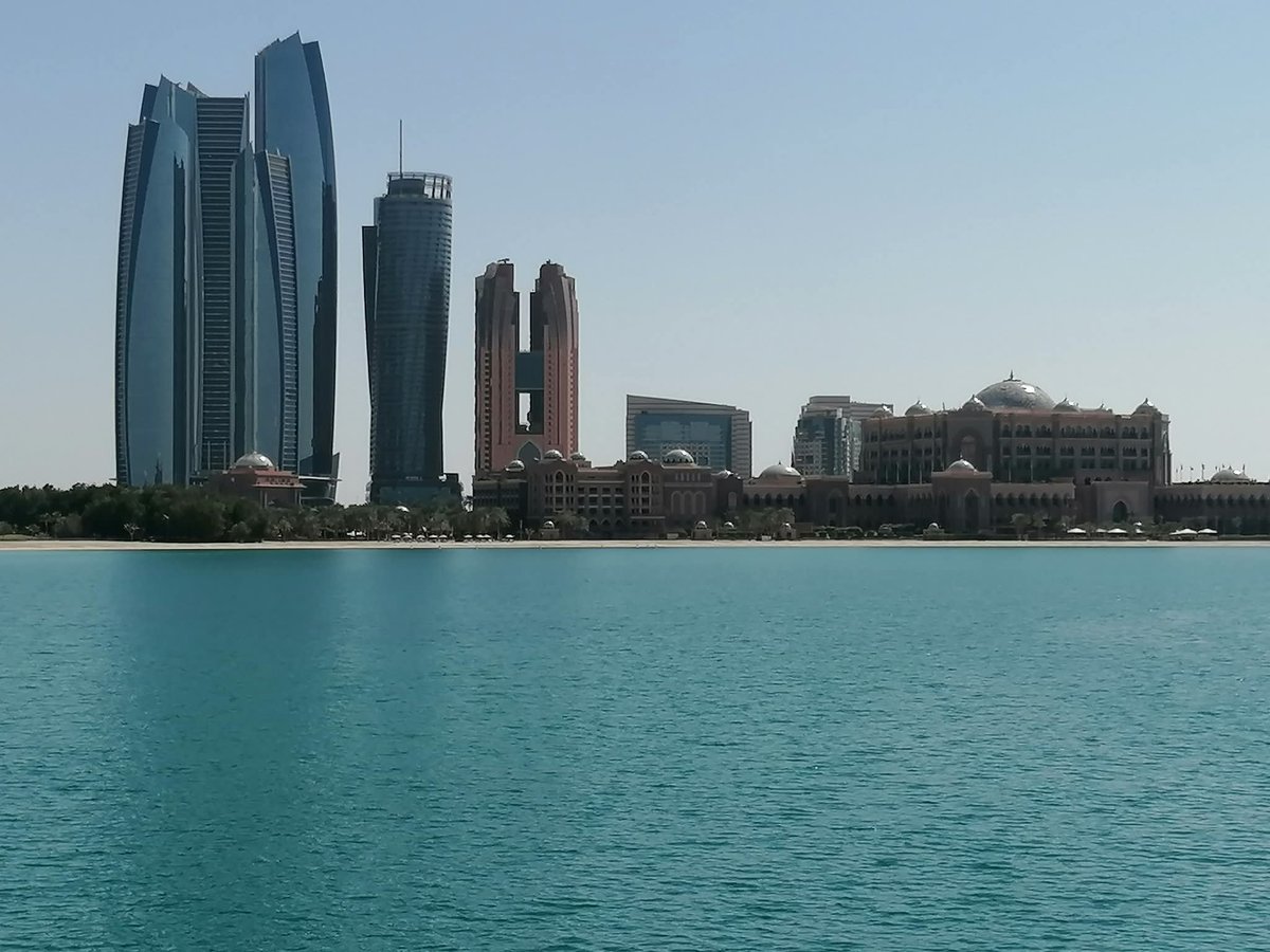 skymanuelima's tweet photo. O #Corniche está localizado na cidade de #Abu_Dhabi, capital dos #Emirados_Árabes_Unidos. O Corniche tem 8 km de comprimento e inclui 1 “#sky_line” de modernos arranha-céus, áreas recreativas para crianças, ciclovias e percursos pedonais separados, restaurantes, cafés e a Praia. https://t.co/A945zEO6Pn