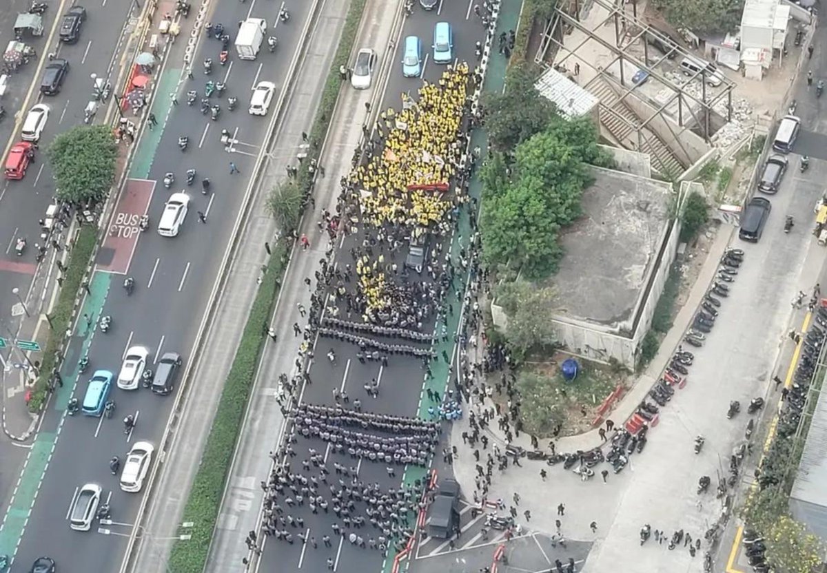 danskuss's tweet photo. FYI,

Jumlah Mahasiswa yang turun cuman SEKITAR serebu (bahkan kurang)

Jumlah aparat?

SEMBILAN RIBU DUA RATUS EMPAT PULUH DUA PERSONIL

rinciannya:

Polda Metro Jaya: 5.670 
personel BKO Mabes Polri: 1.850 
personel TNI: 1.500 
personel Polres jajaran: 222 personel

9.242

🙂‍↔️🙂‍↔️🙂‍↔️🙂‍↔️