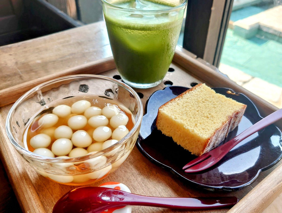 yoriyoriyorikoo's tweet photo. 夏になると食べたくなる長崎県島原の『かんざらし』
名水100選「水の都」島原で作られる、冷やしたシロップと白玉のシンプルな美味しさがどこか懐かしい伝統スイーツです✨

写真は銀水さんのかんざらしセット🍡
湧水を眺めながらいただく時間は最高の癒し✨
日本の夏の『涼』がここにあります🎐 https://t.co/4FT4hxXCUY